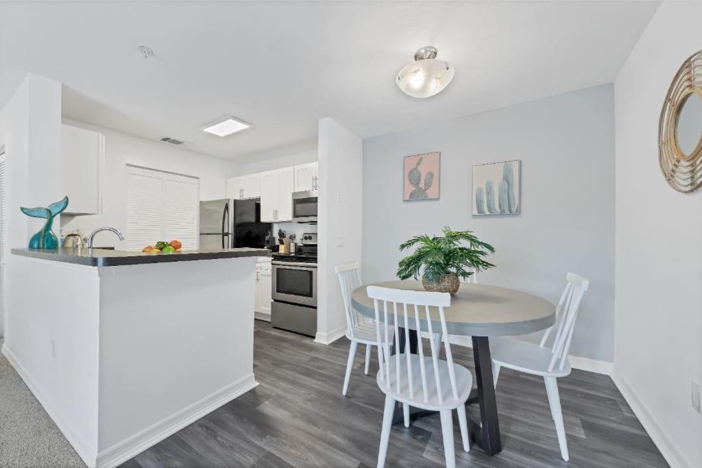 브레던톤 Scenic And Vibrant 1Br With Balcony Gym Pool 아파트 외부 사진