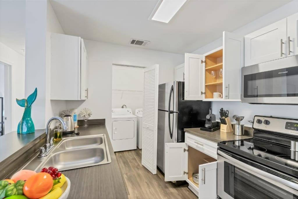 브레던톤 Scenic And Vibrant 1Br With Balcony Gym Pool 아파트 외부 사진