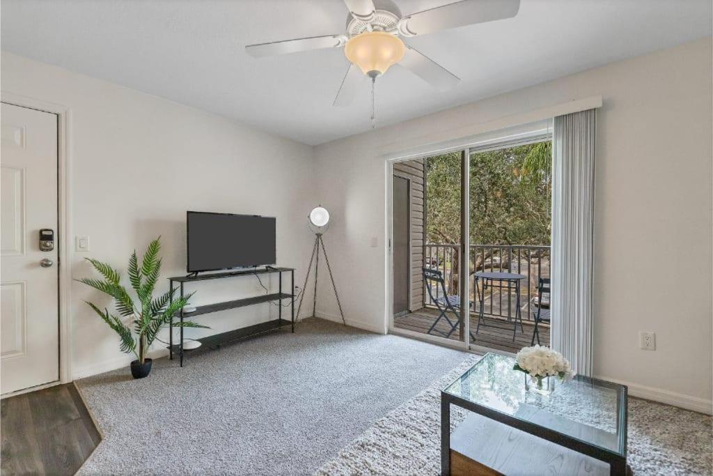 브레던톤 Scenic And Vibrant 1Br With Balcony Gym Pool 아파트 외부 사진